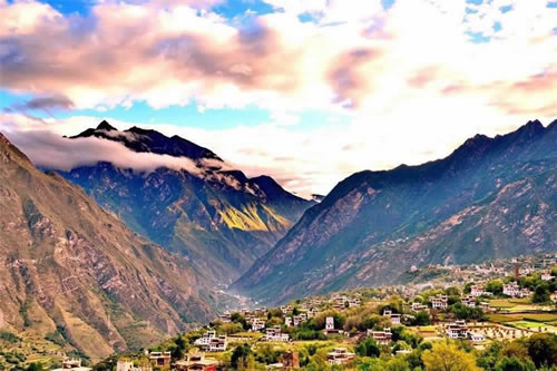 1 Day In-depth Danba Ttibetan Culture Tour with Moerduo Mountain