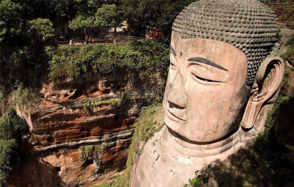 Private Day in Chengdu: All Inclusive Leshan Giant Buddha Tour with Lunch