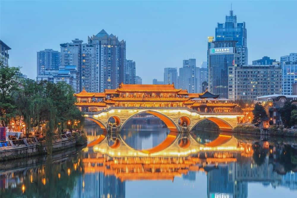 Chengdu Night Sightseeing Tour with Jinjiang River Cruise & Bar Street