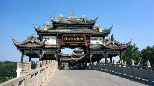 Private One Day: Huanglongxi Ancient Town Tour with Giant Panda