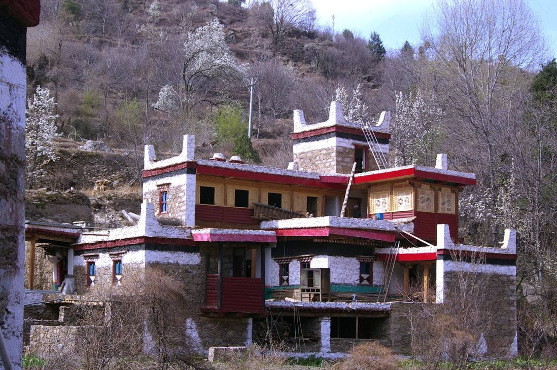 Jiaju_Tibetan_Village_1.jpg