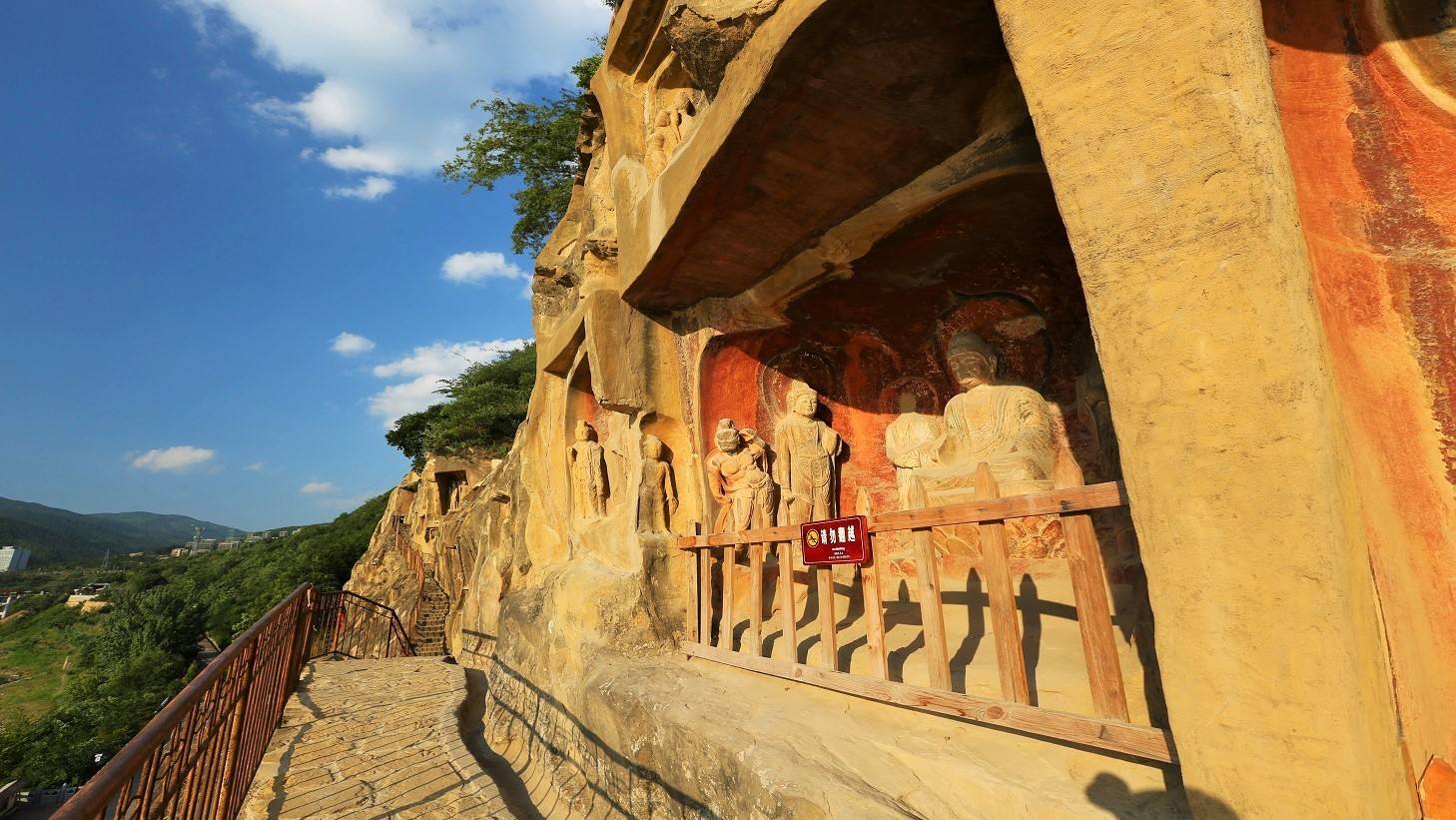 Guangyuan_Thousand_Buddha_Cliff_2.jpg