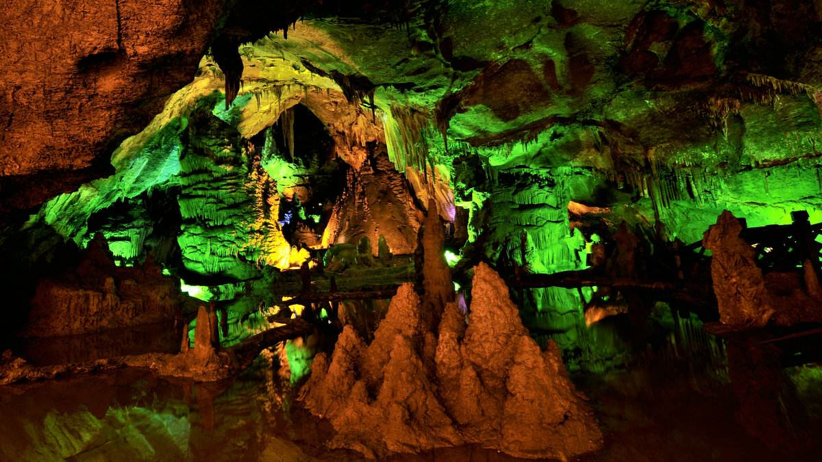 Ape_Cavern_in_Jiuhuang_Mountain_1.jpg