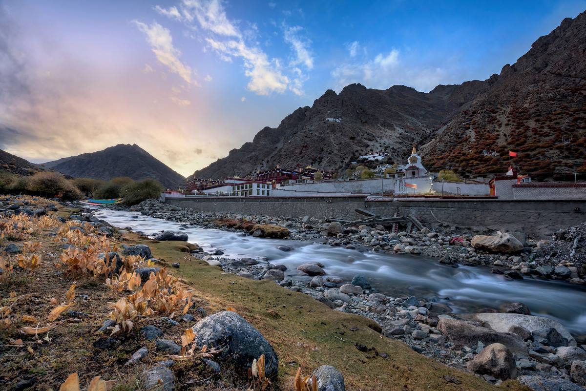 Tsurphu_Monastery_1.jpg