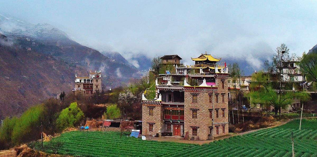 Danba_Zhonglu_Tibetan_Village.jpg