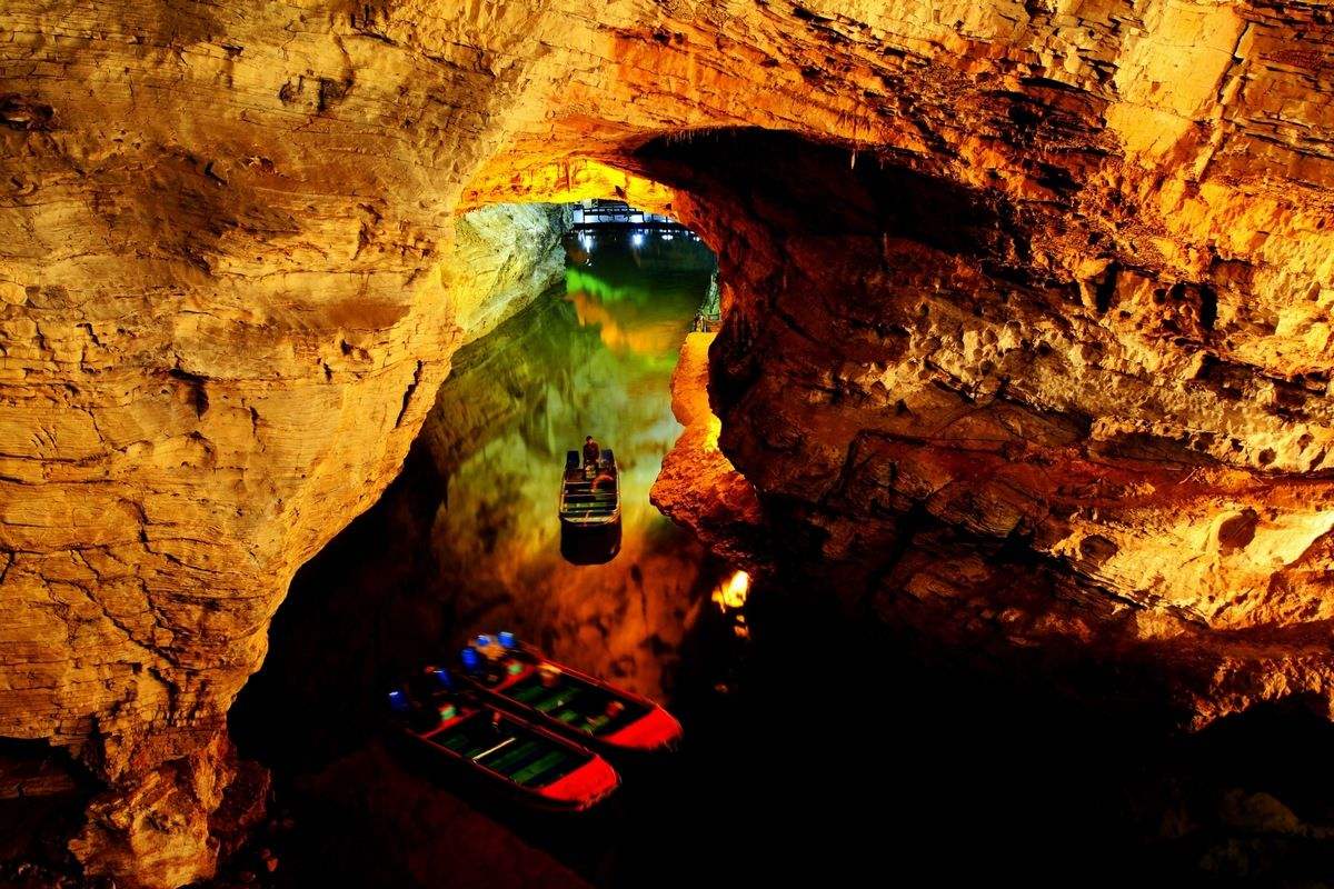 Huanglong_Dragon_Cave_1.jpg