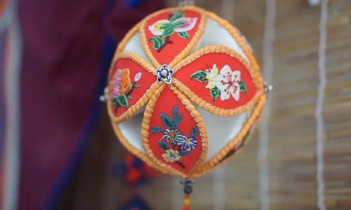 Embroidered-Silk-Balls-Longsheng