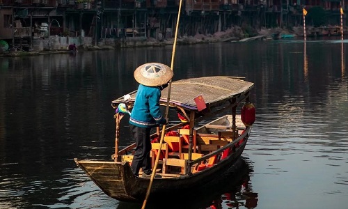 boat-on-the-tuo-river