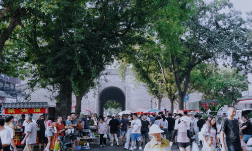 Xi'an's-bustling-loca-markets