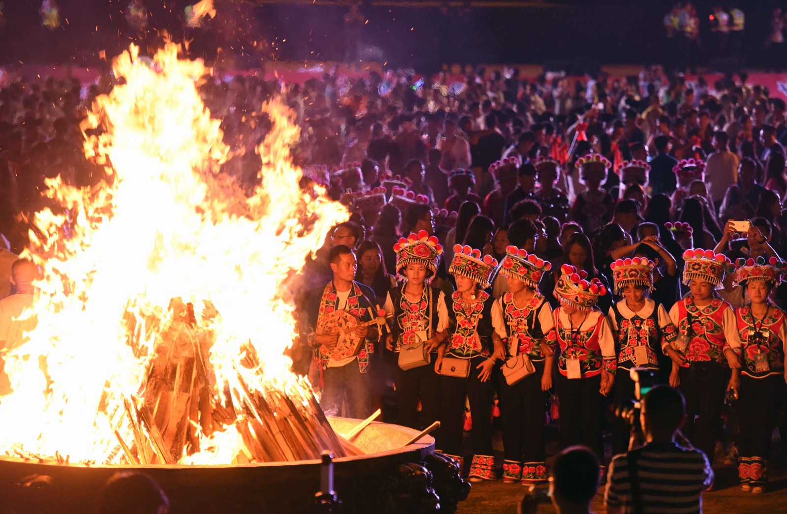 Lisu-ethnic-bonfire-dance