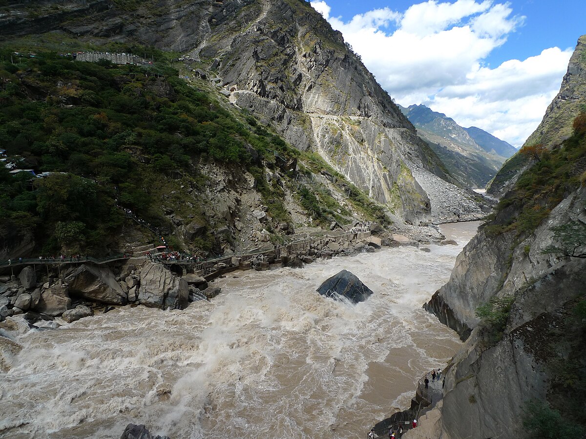 Middle-Tiger-Leaping-Gorge-1