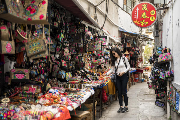souvenir-shopping-in-Lijiang-Old-Town