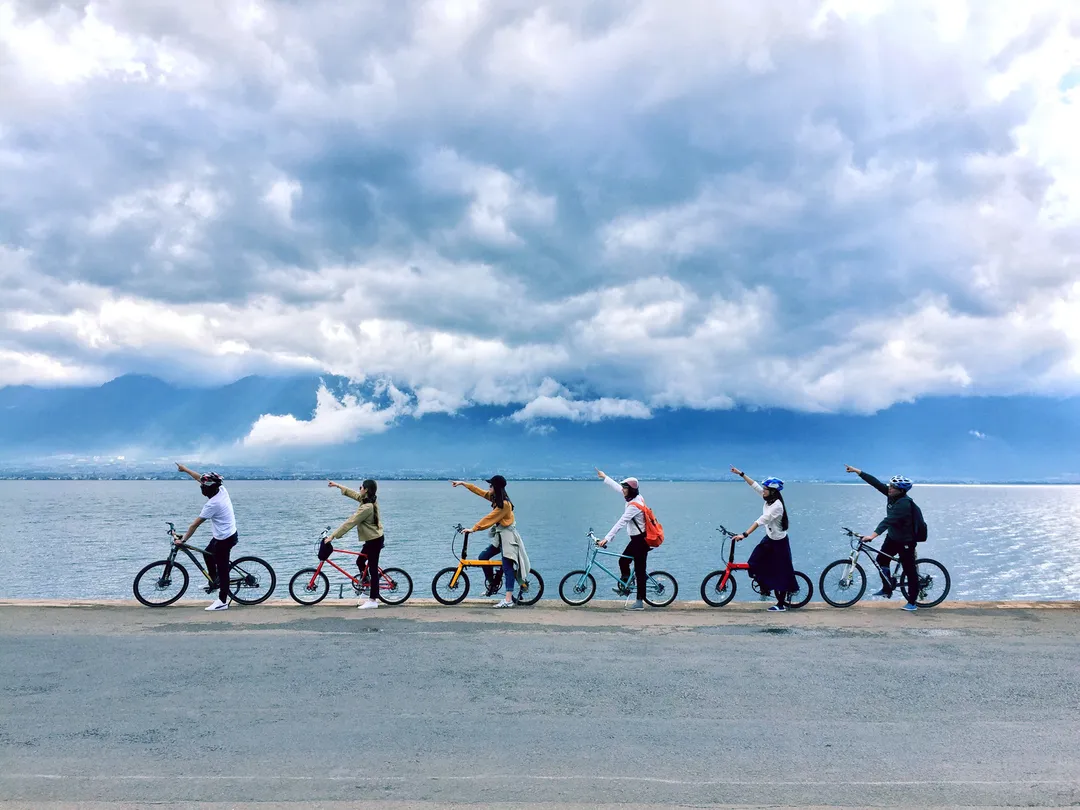 scenic-bike-ride-along-the-Erhai