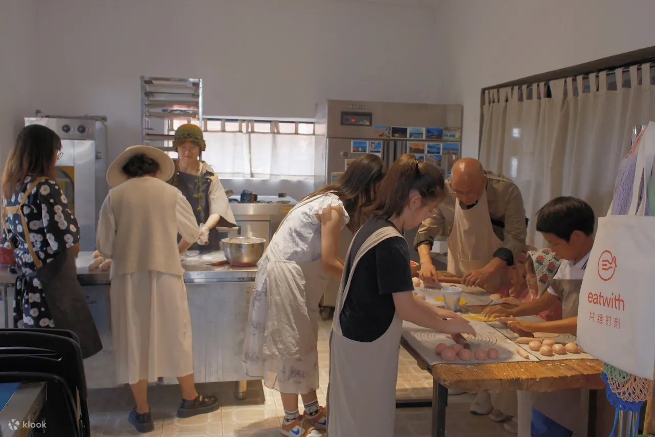 Dali-Traditional-Flower-Cake-Baking-Class-1