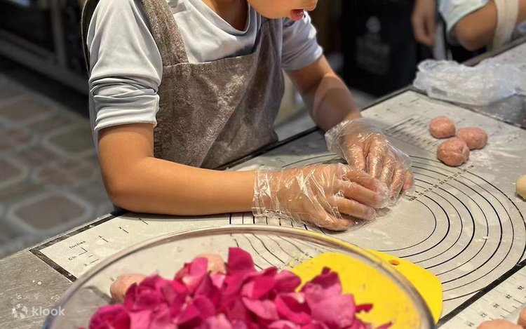 Dali-Traditional-Flower-Cake-Baking-Class