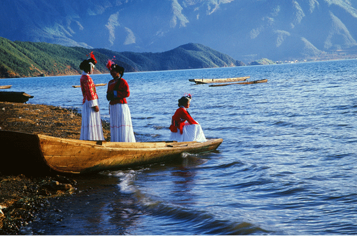 Lugu_Lake_wooden-boat-ride-1