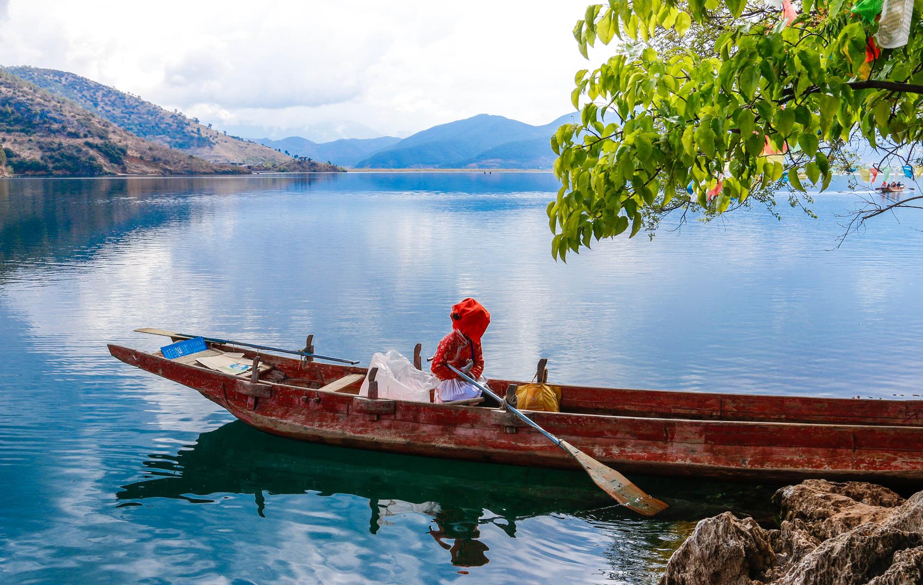 Lugu_Lake_wooden-boat-ride