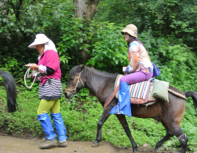 ride-horse-lijiang