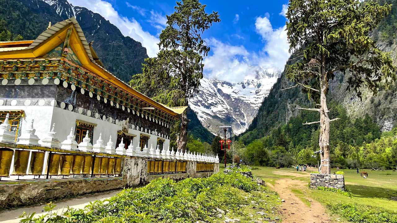 Yubeng-Village-Tempel-im-Lower-Yubeng-Village