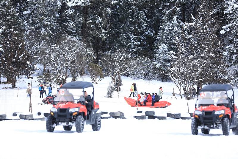 Skiing-Ice-Sports-01 Skiing-Ice-Sports-01