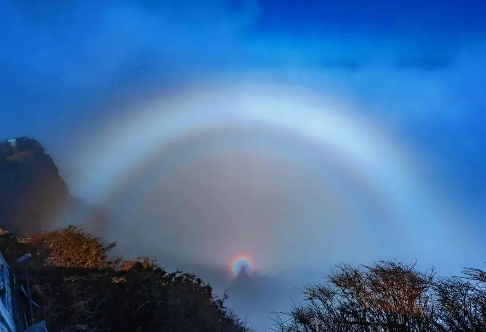 Emei-Buddha's-Light-01