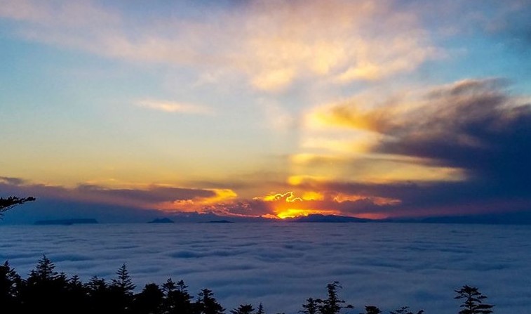 Sunrise-on-Emei-Mountain-01