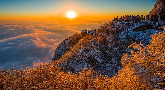 Sunrise-on-Emei-Mountain