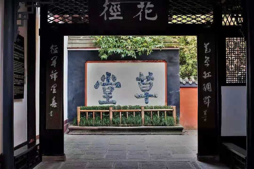 Screen-Wall-of-the-Thatched-Cottage-01