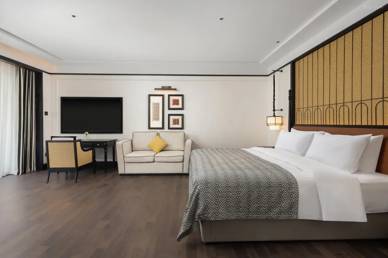 Blossom-Manoir-Du-Fu-Thatched-Cottage-01