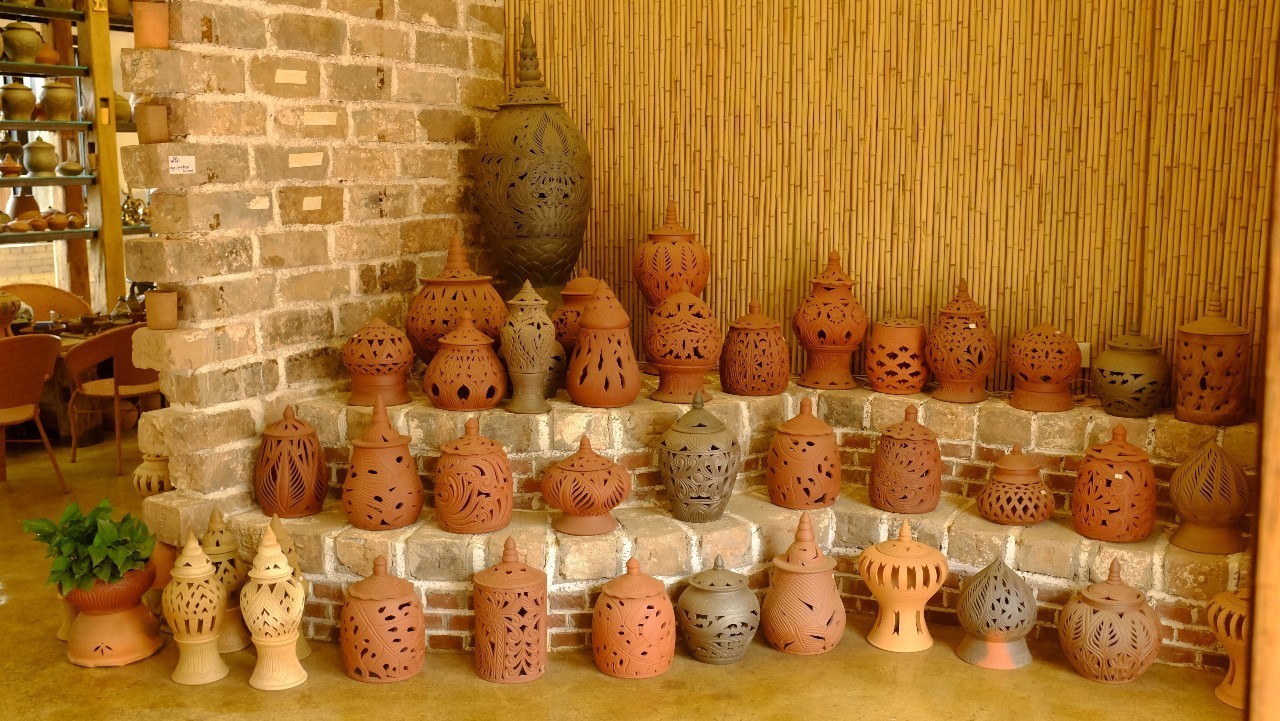 Xishuangbanna-Dai-Ethnic-Slow-wheel-Pottery-Making-Experience-01