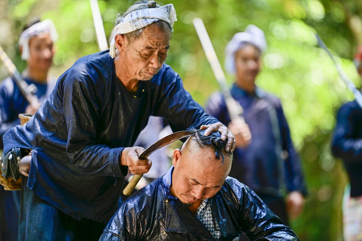 Basha-Miao-Village-Scythe-Haircut Basha-Miao-Village-Scythe-Haircut