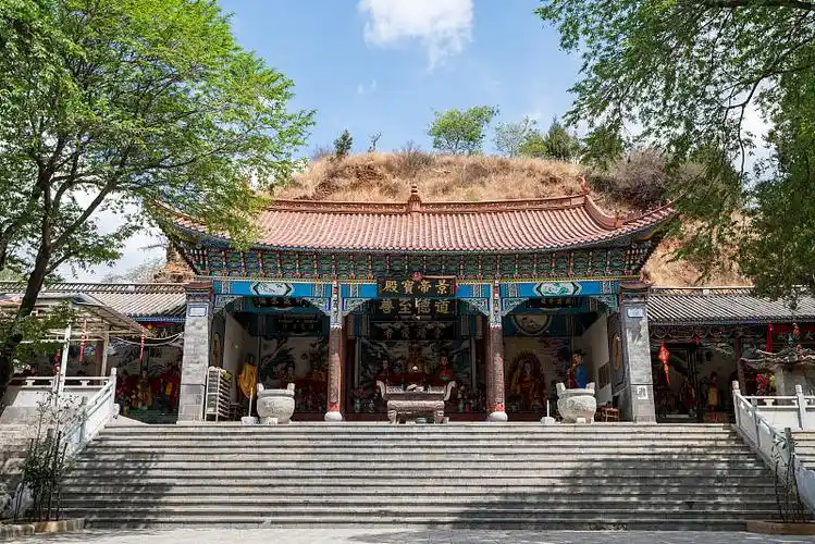 Dali-Bai-Ethnic-Benzhu-Temple-Visit-Multi-Religious-Belief-Exploration-Experience-01