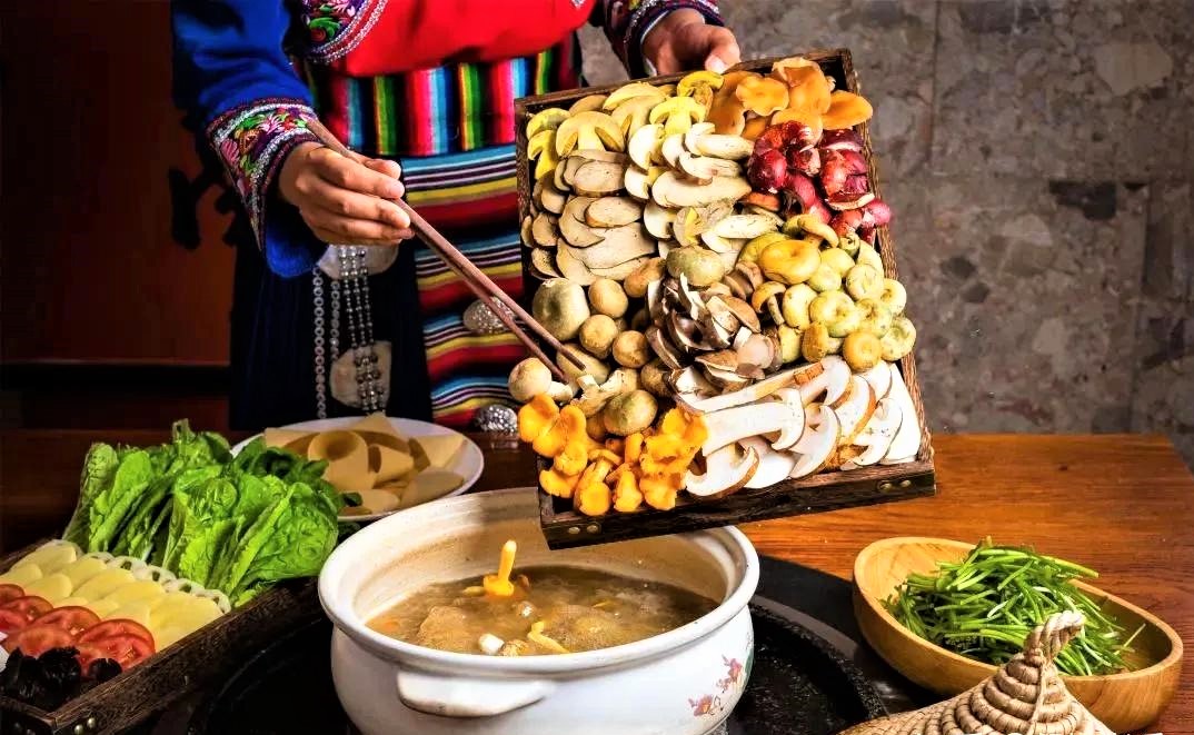 Yunnan-Wild-Mushroom-Identification-Mushroom-Hot-Pot-DIY-Experience-01