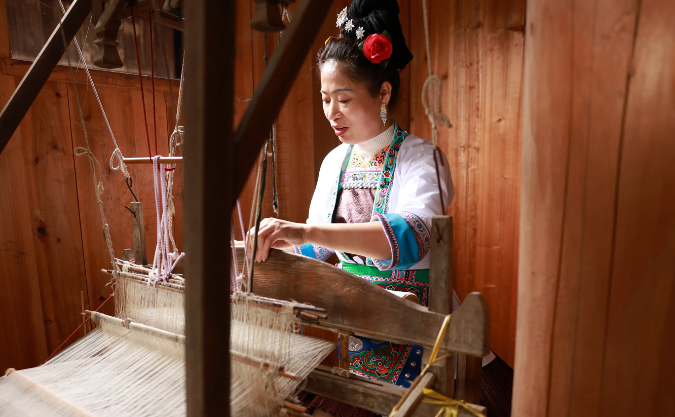 Zhanli-Dong-Village-Traditional-Dong-Cloth-Weaving-Experience-01 Zhanli-Dong-Village-Traditional-Dong-Cloth-Weaving-Experience-01